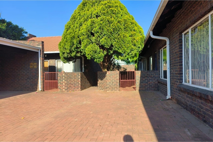 To Let 2 Bedroom Property for Rent in Oos Einde North West